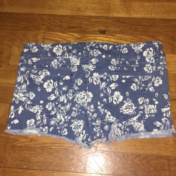 Denim shorts - Picture 2 of 3